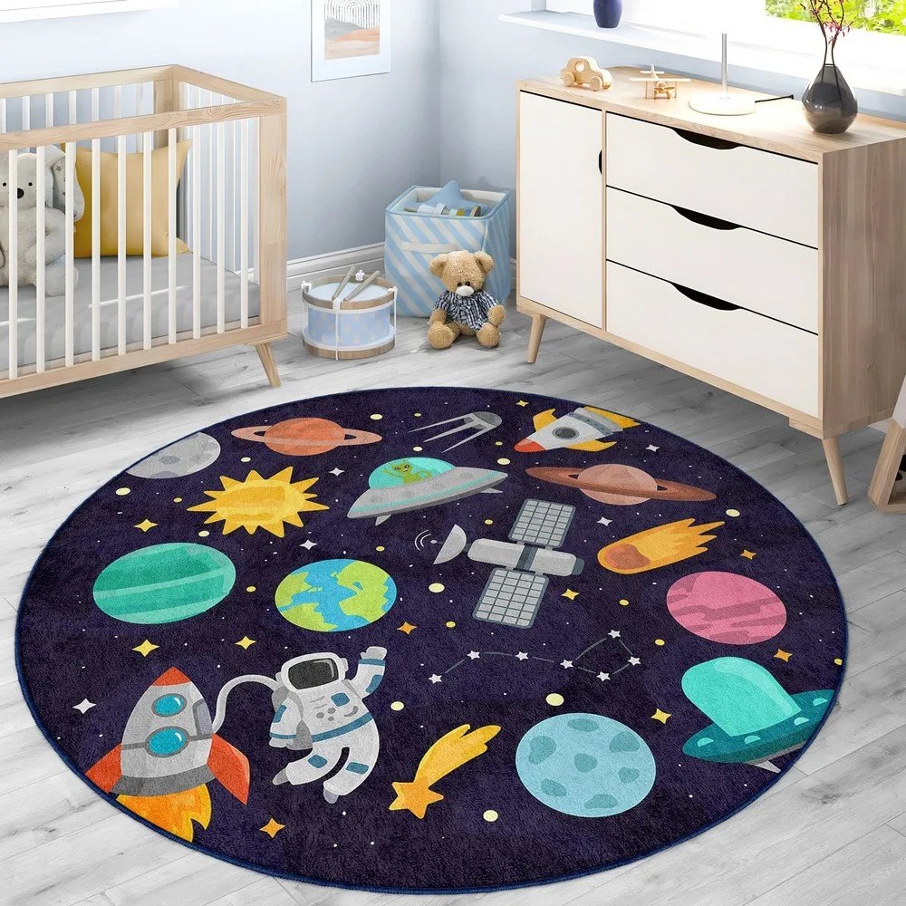 Тъмносиньо детско килимче за игра подходящо за пране ø120 cm Into The Space – Mila Home
