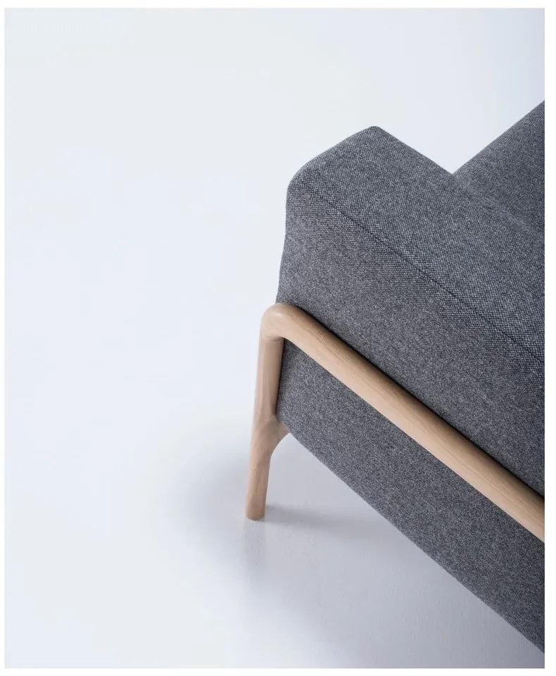 Фотьойл от дъбово дърво с тъмносива текстилна седалка Fawn - Gazzda