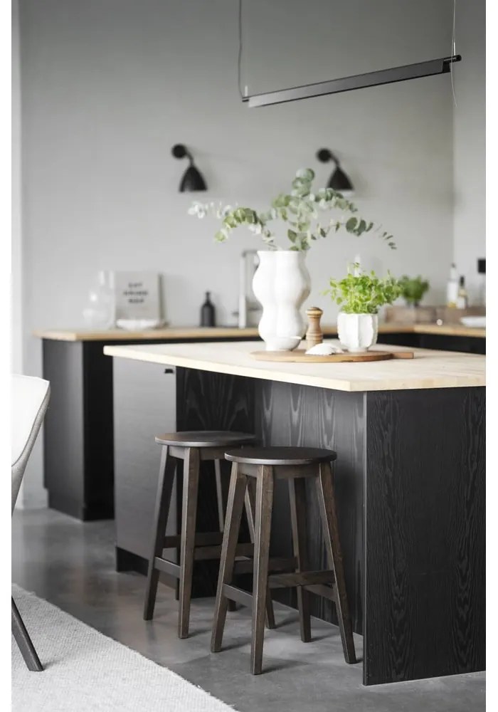 Тъмнокафяви бар столове в комплект 2 бр. от масивен дъб (височина на седалката 65 cm) Austin – Rowico