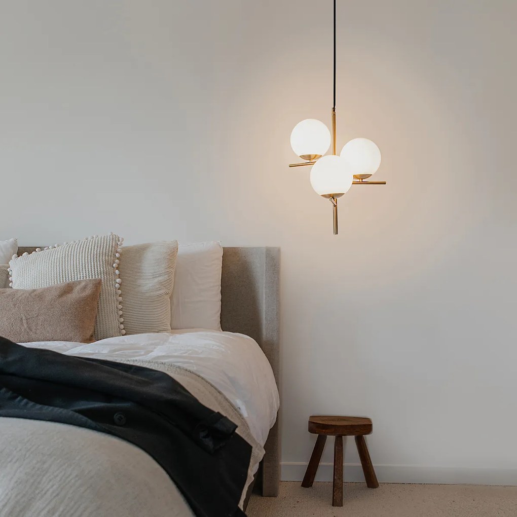 Висяща лампа в стил Арт Деко златиста с опалово стъкло 3-светлина - Flore