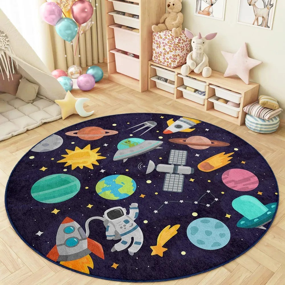 Тъмносиньо детско килимче за игра подходящо за пране ø150 cm Into The Space – Mila Home