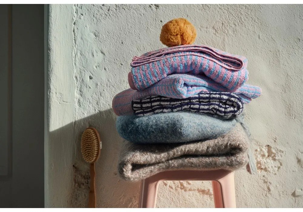 Бяла/синя хавлиена кърпа от тери със смес от бамбук 70x140 cm Nuance – JUNA