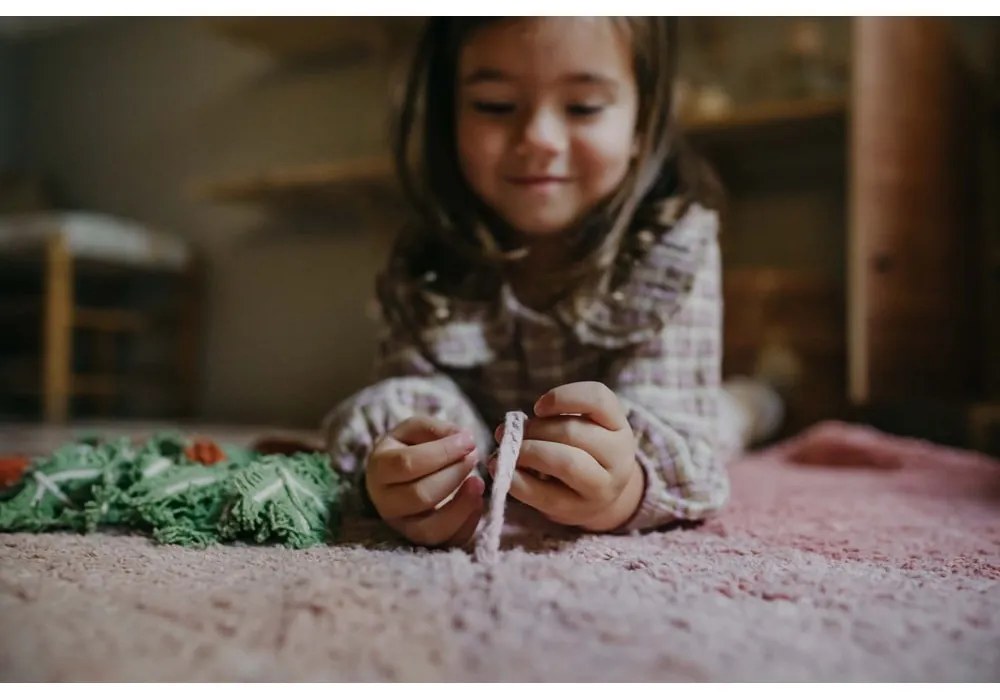 Розов ръчно изработен памучен детски килим подходящ за пране 100x150 cm Ramona the Radish – Lorena Canals