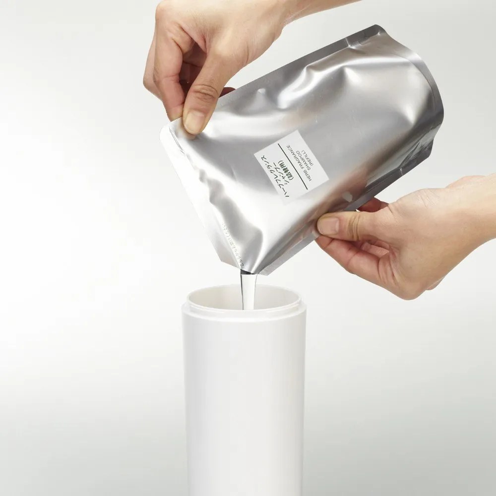 Бял пластмасов диспенсер за сапун 500 ml Round – YAMAZAKI