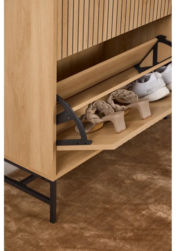 Накланяща се стойка за обувки от дъбов декор в естествен цвят 99x140x35 cm Albany – Actona