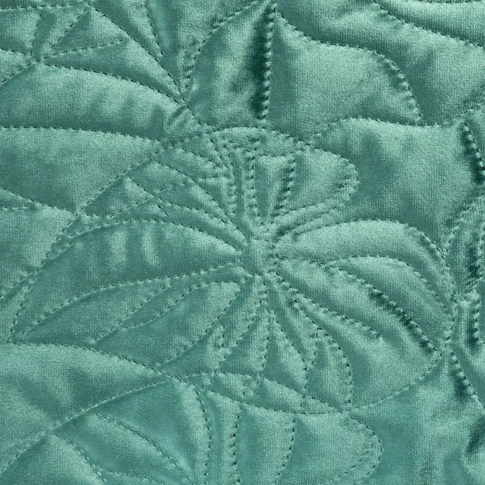 Луксозна покривка за легло от зелено кадифе с лилия, ватирана по метода на горещата преса Широчина: 280 см | Дължина: 260 см