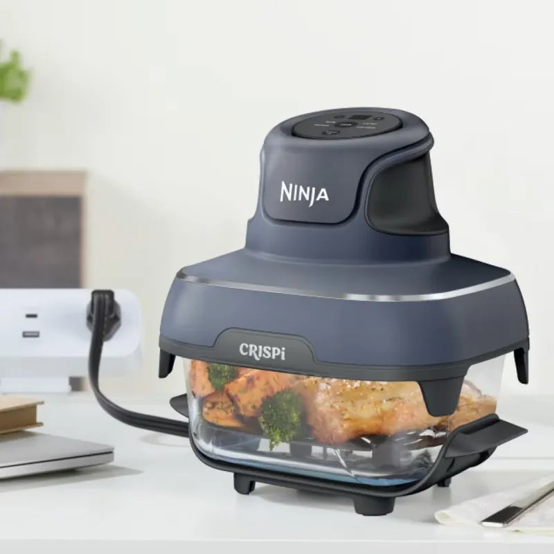 Разопакован: Фритюрник с горещ въздух преносим 4в1 Ninja CRISPi FN101EUGY, 1700W, 3.8l, 6 порции, 2 стъклени контейнера, 4 програми, Без PFAS и BPA, Тъмносин