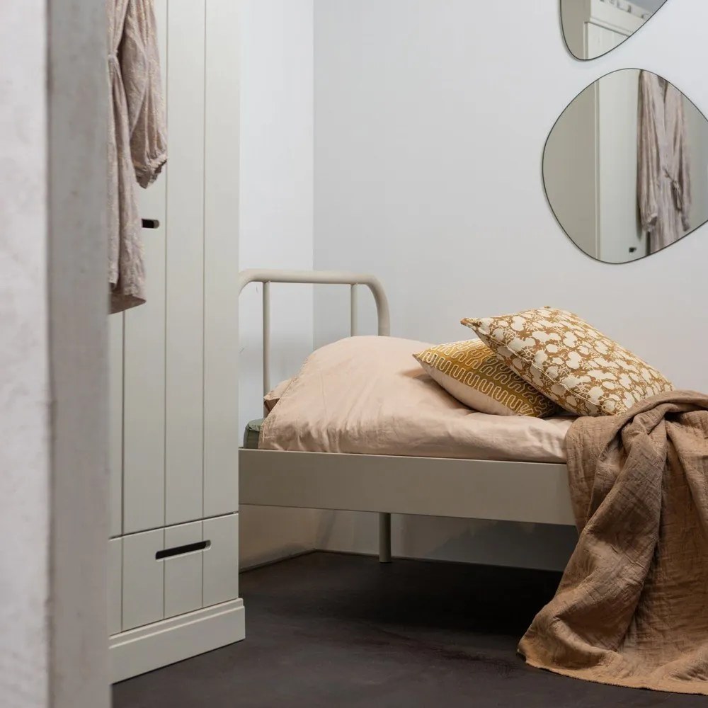 Бежово метално единично легло с включена подматрачна рамка 90x200 cm Mata – WOOOD