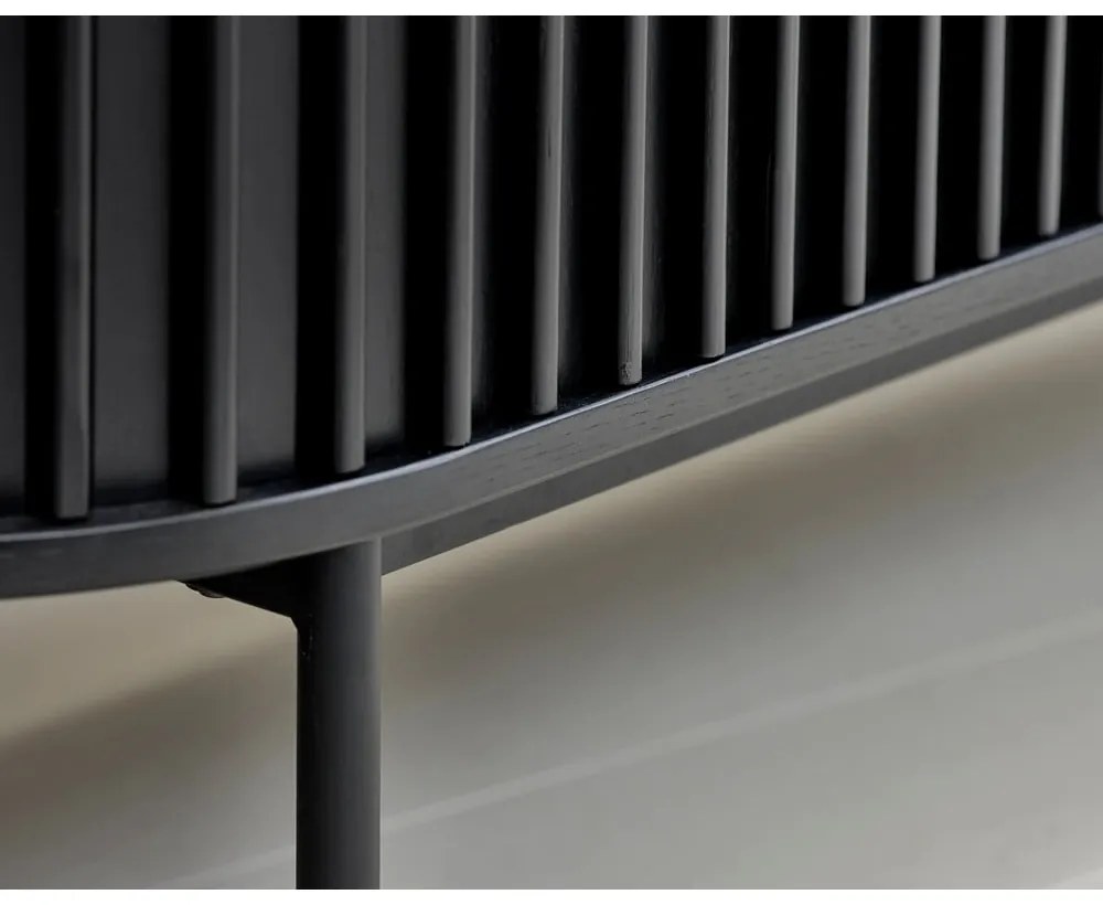 Черен нисък скрин в дъбов декор с плъзгащи се врати 73x160 cm Siena - Unique Furniture