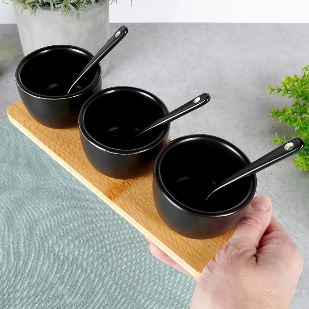 Комплект от 3 броя керамични купи с лъжици върху бамбуков поднос, черни