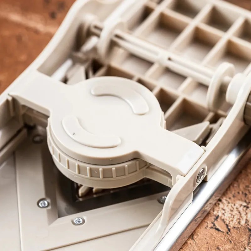 Ренде за зеленчуци Kinghoff KH 2006, Регулируема дебелина, V-образни остриета, Жулиен 5 мм, Бежов/Сив