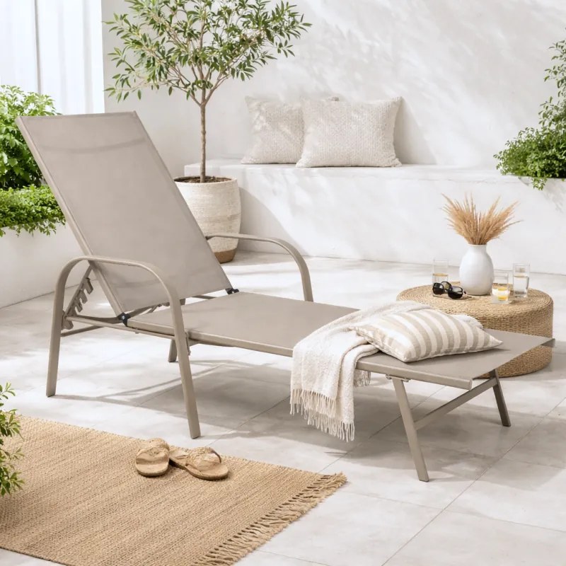 Бежов градински шезлонг с регулируема облегалка - идеален за релаксация
