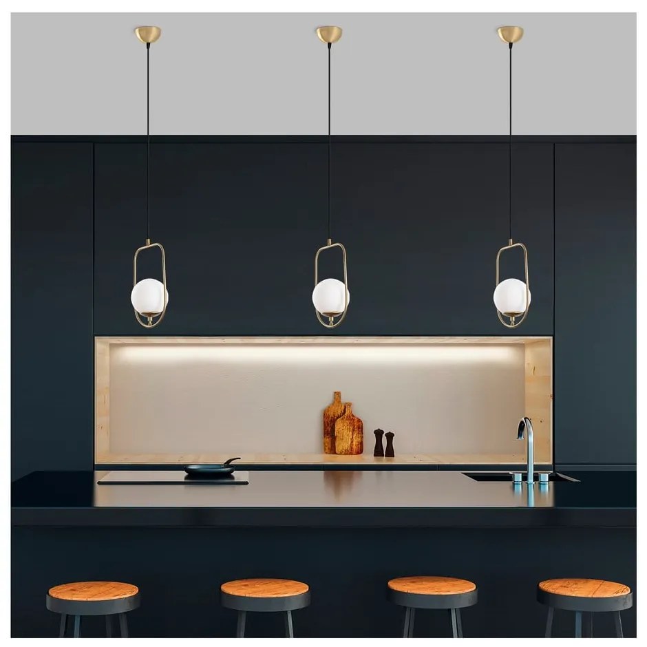 Висящо осветително тяло в златисто със стъклен абажур Skew – Opviq lights