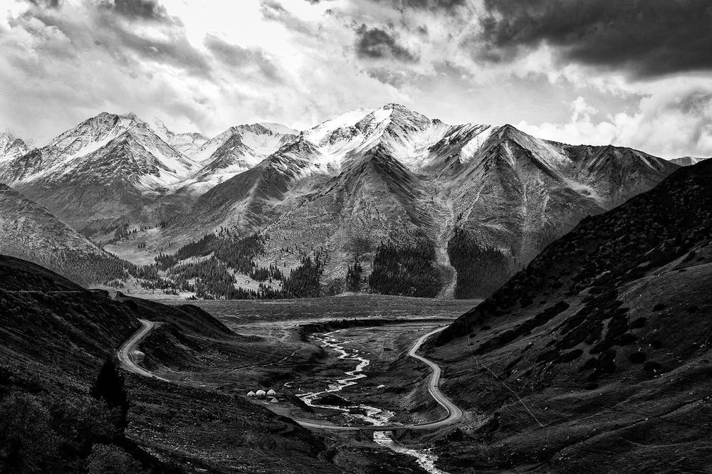 Фототапет – Планинска панорама в черно-бяло