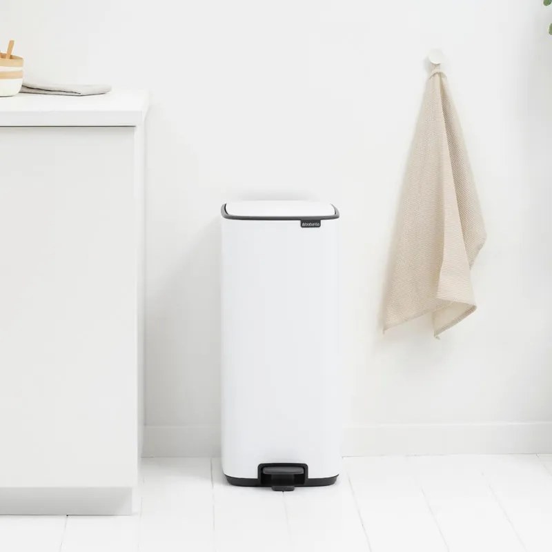 Кош за боклук Brabantia Bo Pedal 1010120, 30 л, Леко затваряне, Противоплъзгаща основа, Бял