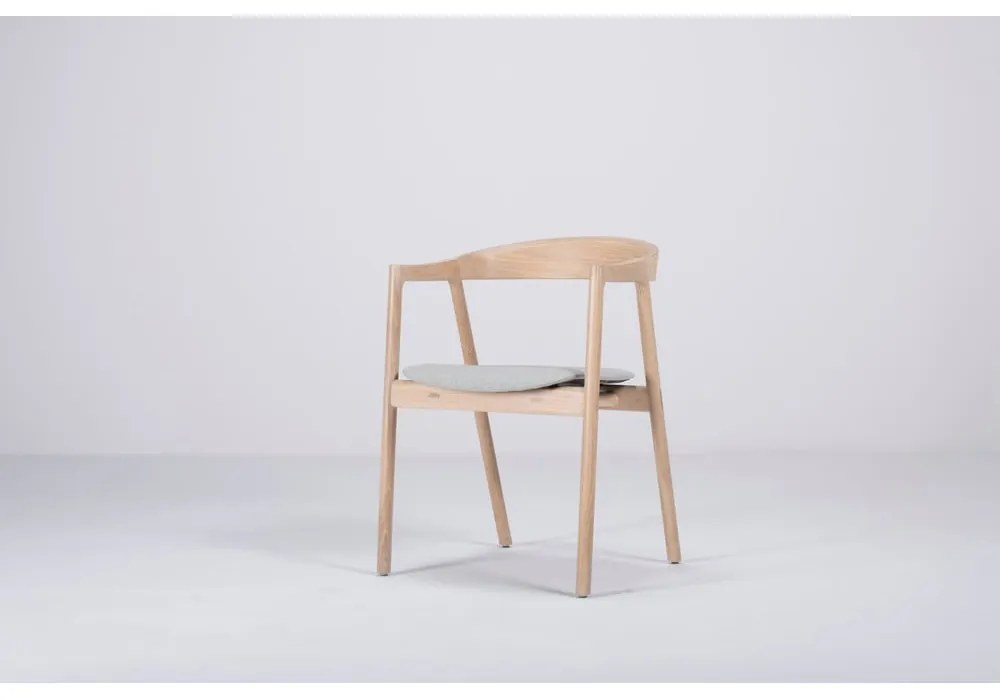 Трапезен стол от масивна дъбова дървесина със синьо-сива седалка Muna - Gazzda