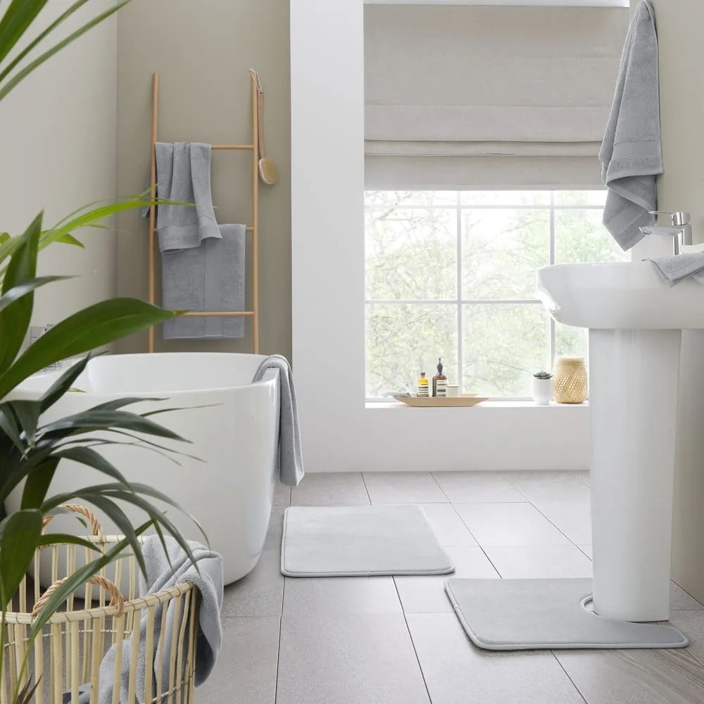 Светлосиви памучни хавлиени кърпи в комплект от 2 бр. от тери 90x140 cm Anti-Bacterial – Catherine Lansfield