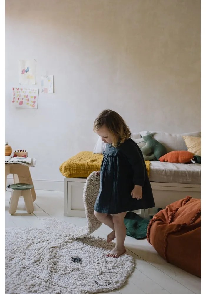 Светлосив ръчно изработен памучен детски килим подходящ за пране 130x135 cm Bunny – Lorena Canals