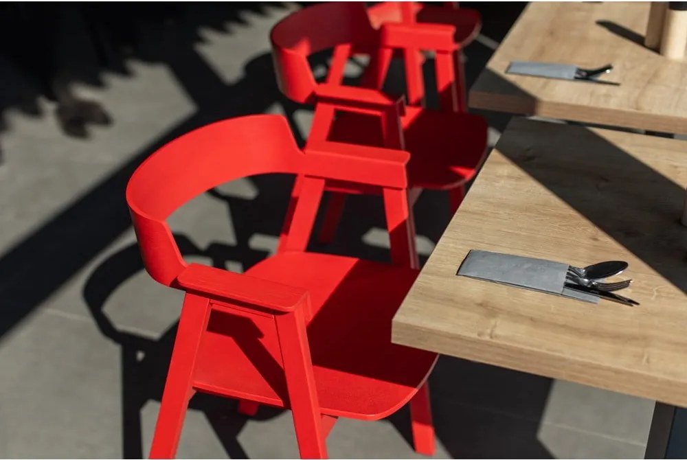 Червен трапезен стол с подлакътници от масивен дъб Flip – Gazzda