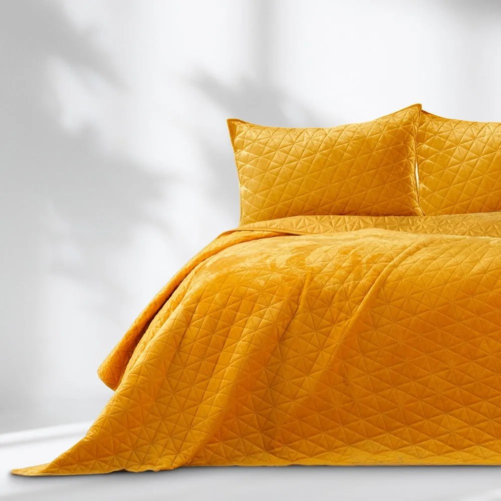 Жълто капитонирано покривало за легло 220x240 cm Laila – Restilo