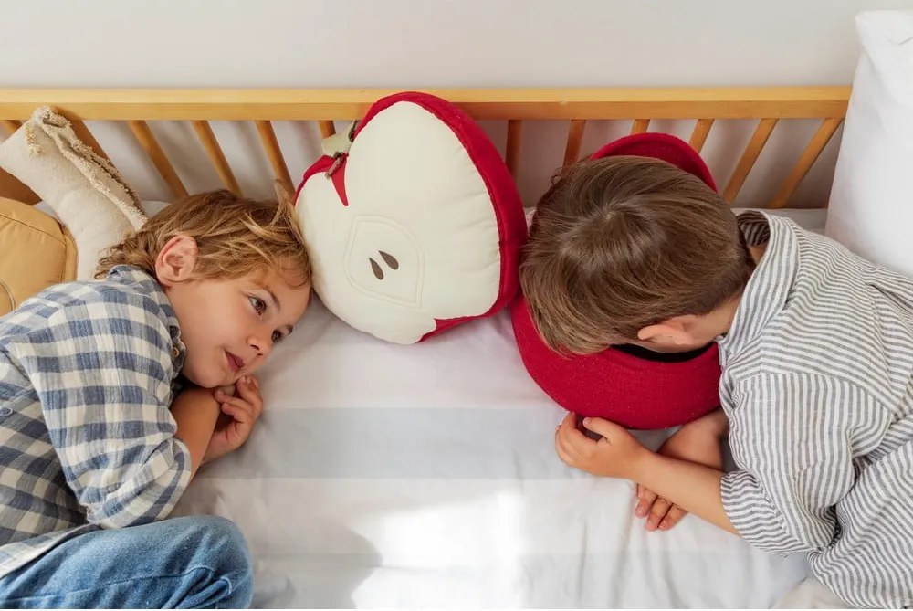 Червена текстилна детска кошница за играчки ø 28x20 cm Apple – Lorena Canals