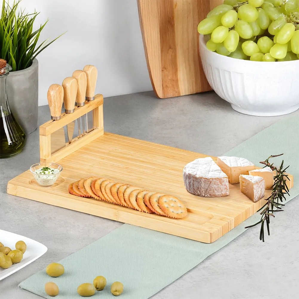 Бамбукова дъска за сирена с магнитна лента,върху която са поставени 4 бр. различни ножове от неръждаема стомана.