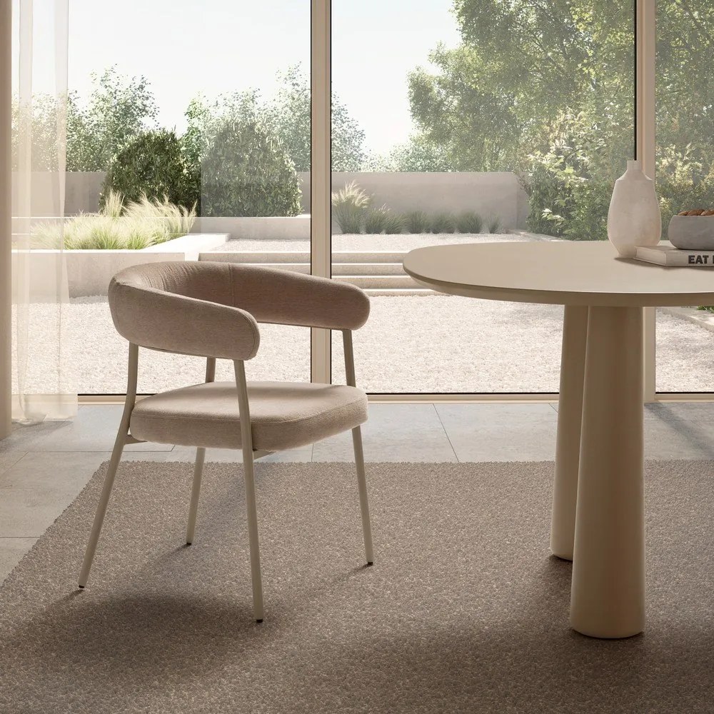 Бежови тапицирани трапезни столове в комплект с подлакътници 2 бр. Yuri – MOME