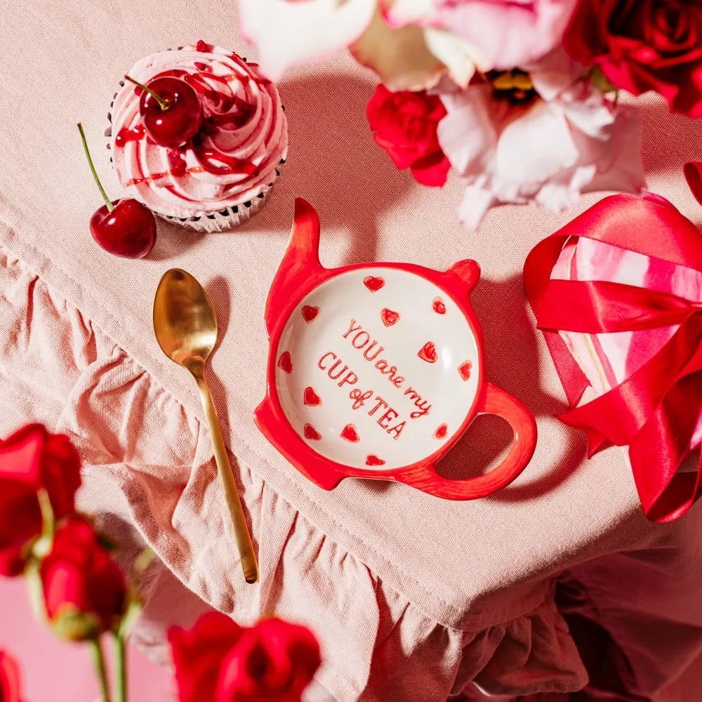 Червено-бяла керамична чинийка за чаена торбичка You are My Cup of Tea – Sass &amp; Belle