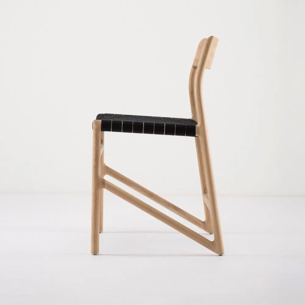 Трапезен стол от масивна дъбова дървесина с черна седалка Fawn - Gazzda