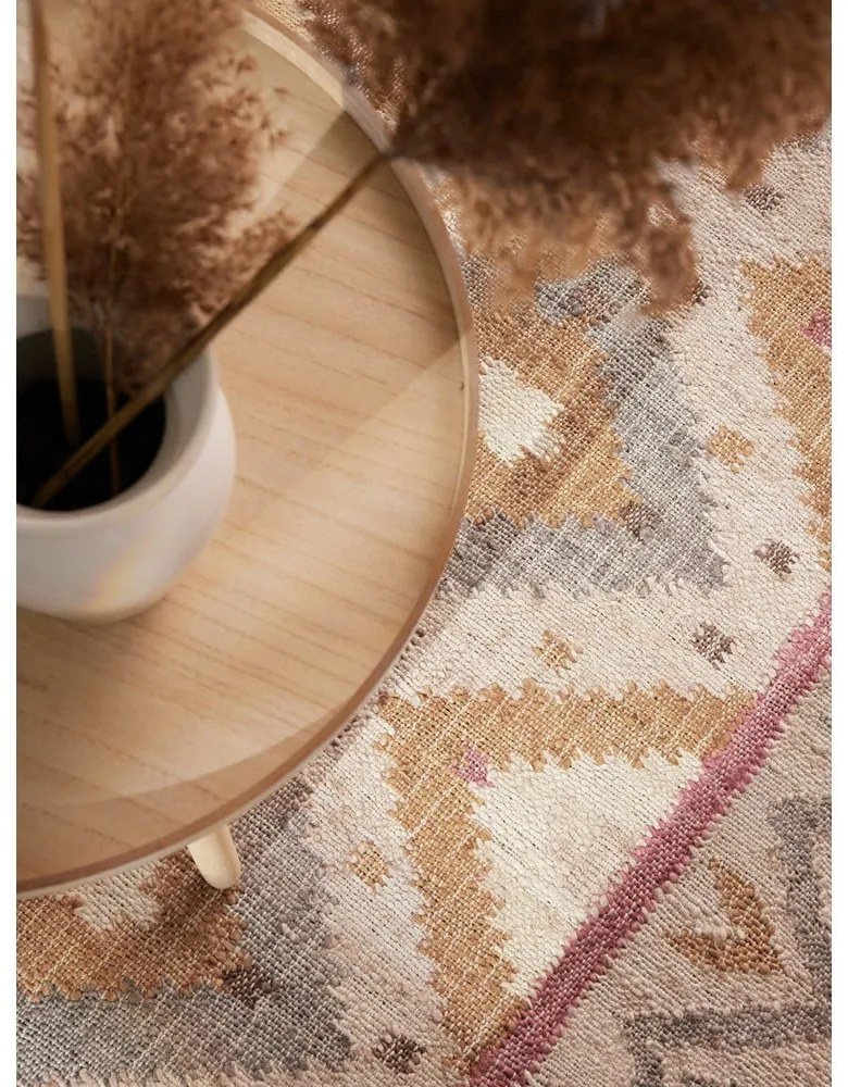 Кремав ръчно изработен ютен килим 80x150 cm Roya Imani – Elle Decoration