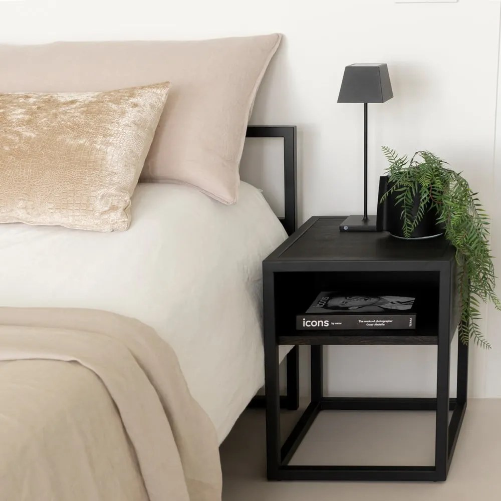 Черно нощно шкафче от масивен дъб с рафтове Diva – Spinder Design