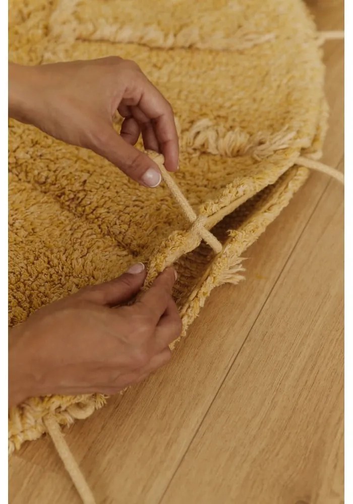 Ръчно изработен памучен кръгъл килим подходящ за пране в цвят горчица ø 100 cm Solar Multishape – Lorena Canals