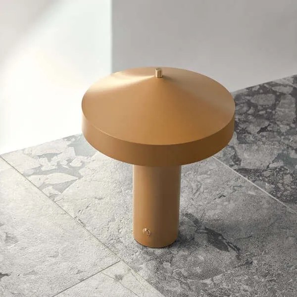 Метална настолна лампа в цвят жълта охра (височина 41 cm) Hatto – OYOY Living Design