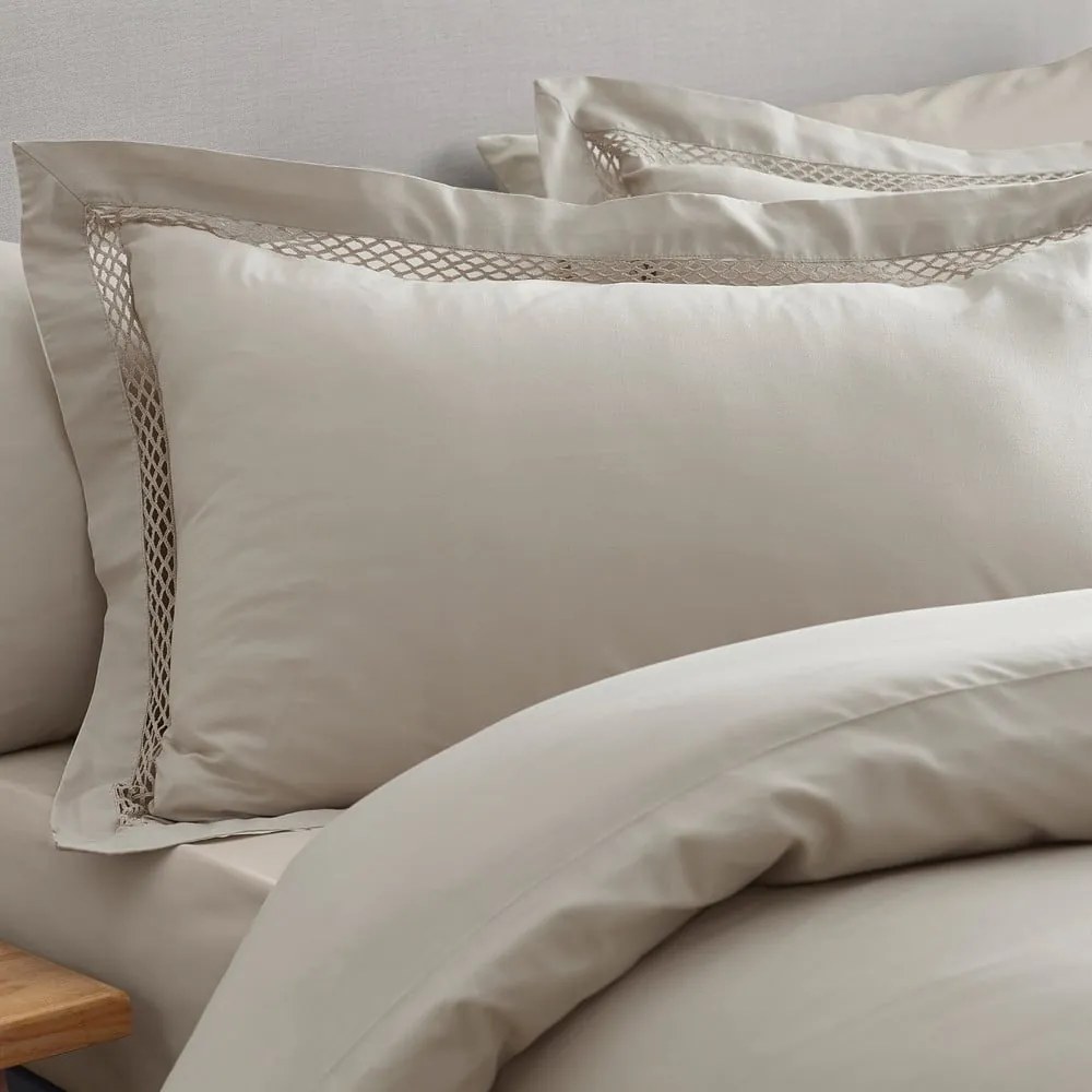 Светлокафяво двойно удължено спално бельо 230x220 cm Classic Lattice Lace – Catherine Lansfield