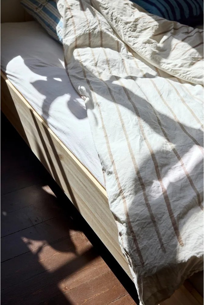 Единично легло 90x200 cm от масивен бор без табла с включена подматрачна рамка в естествен цвят Merge – Karup