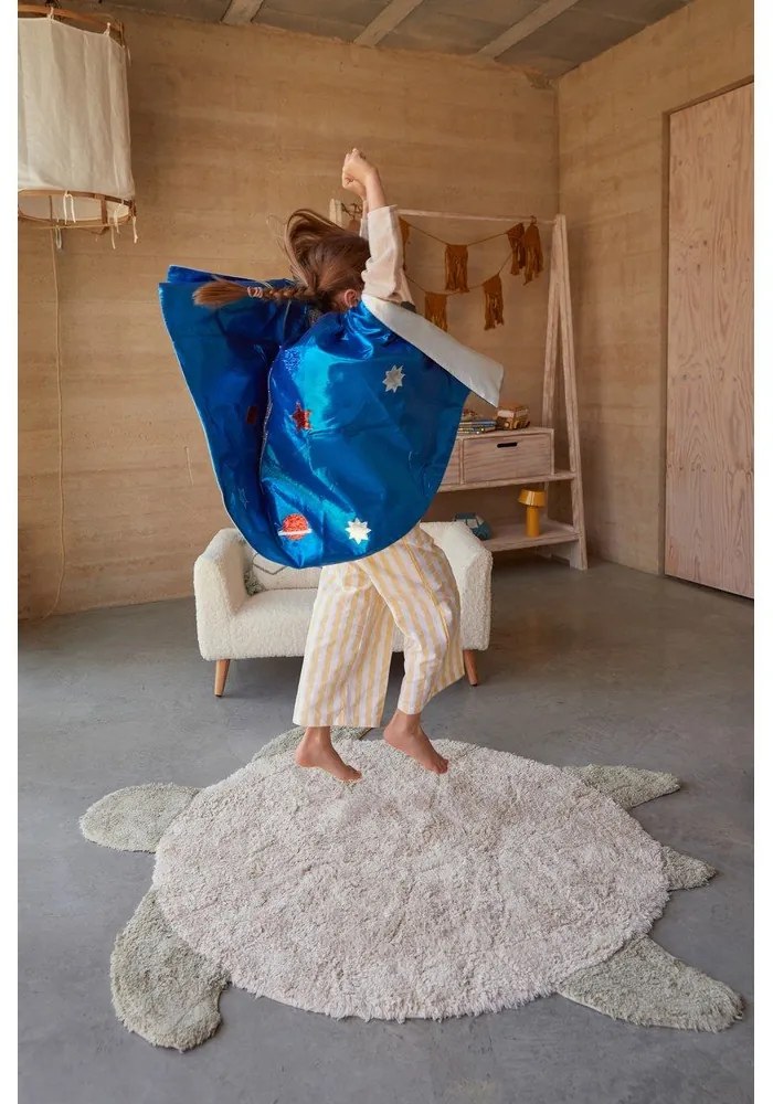 Бежов ръчно изработен памучен детски килим подходящ за пране 110x130 cm Sea Turtle – Lorena Canals