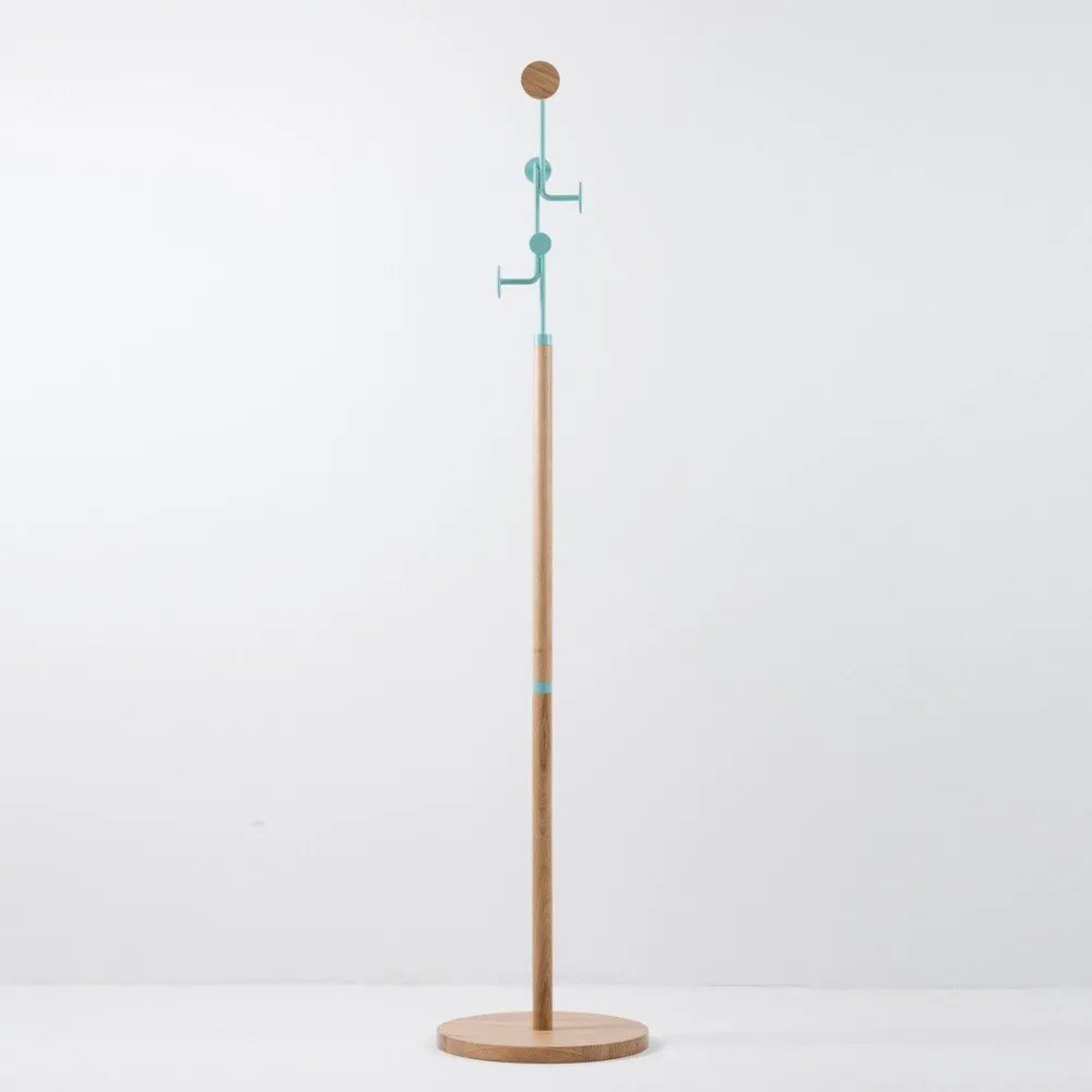 Дъбова стойка за дрехи от масивна дървесина със сини детайли Hook - Gazzda