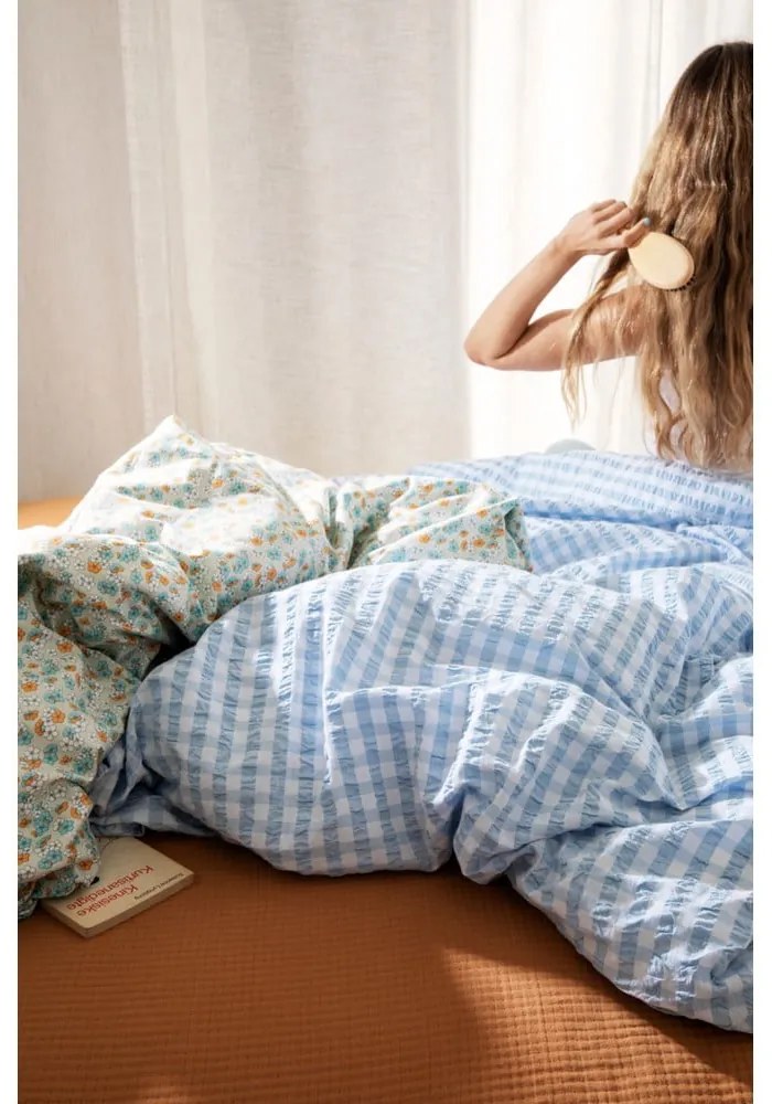 Бяло и светлосиньо удължено крепирано спално бельо за единично легло 140x220 cm Bæk&amp;Bølge - JUNA