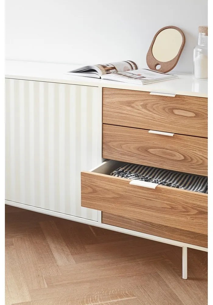 Бял/естествен нисък скрин от декор от дъб 159x80 cm Sierra – Teulat