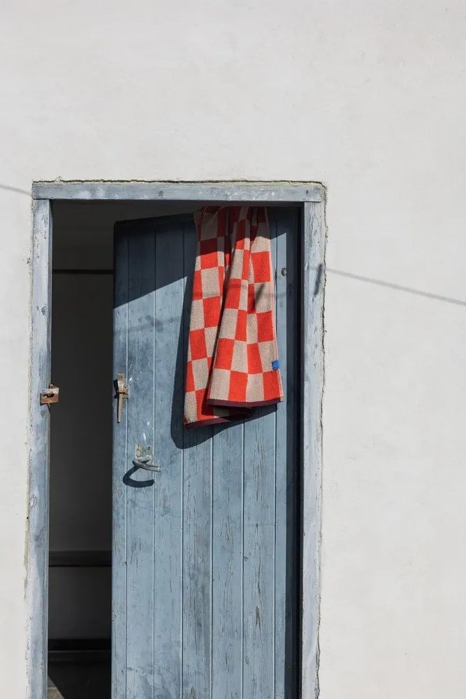 Оранжева/бежова кърпа от органичен памук от тери 50x90 cm Retro – Mette Ditmer Denmark