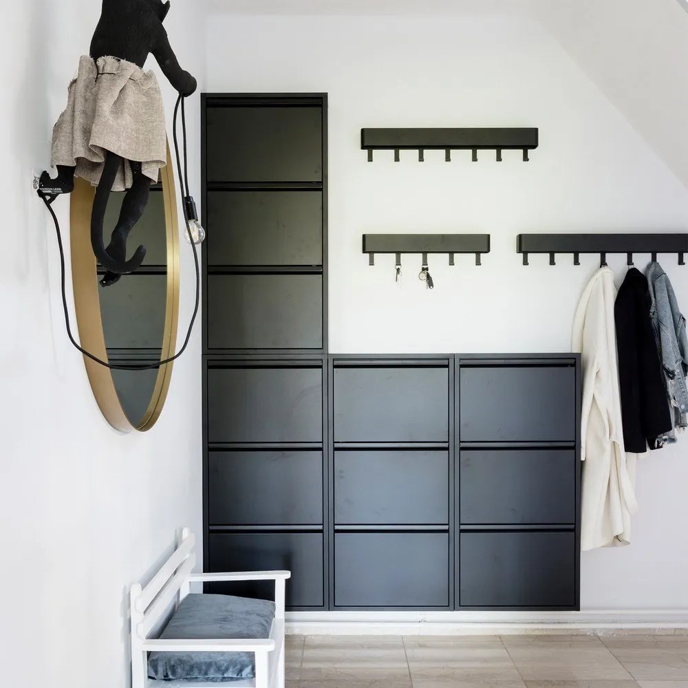 Черна метална накланяща се стойка за обувки 50x103x15 cm Billy – Spinder Design