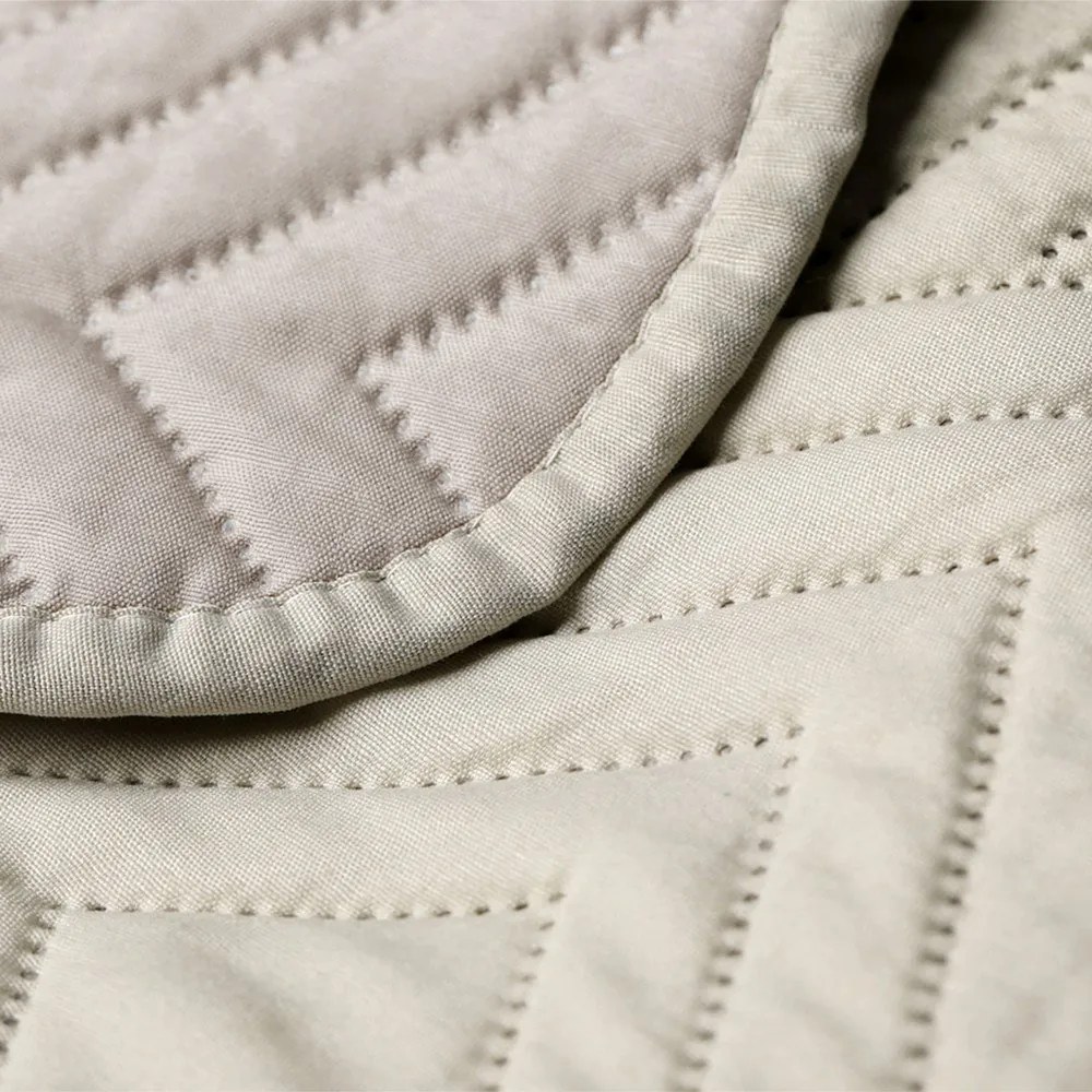 Кремаво капитонирано покривало за легло от микрофибър 220x240 cm Softa – Restilo