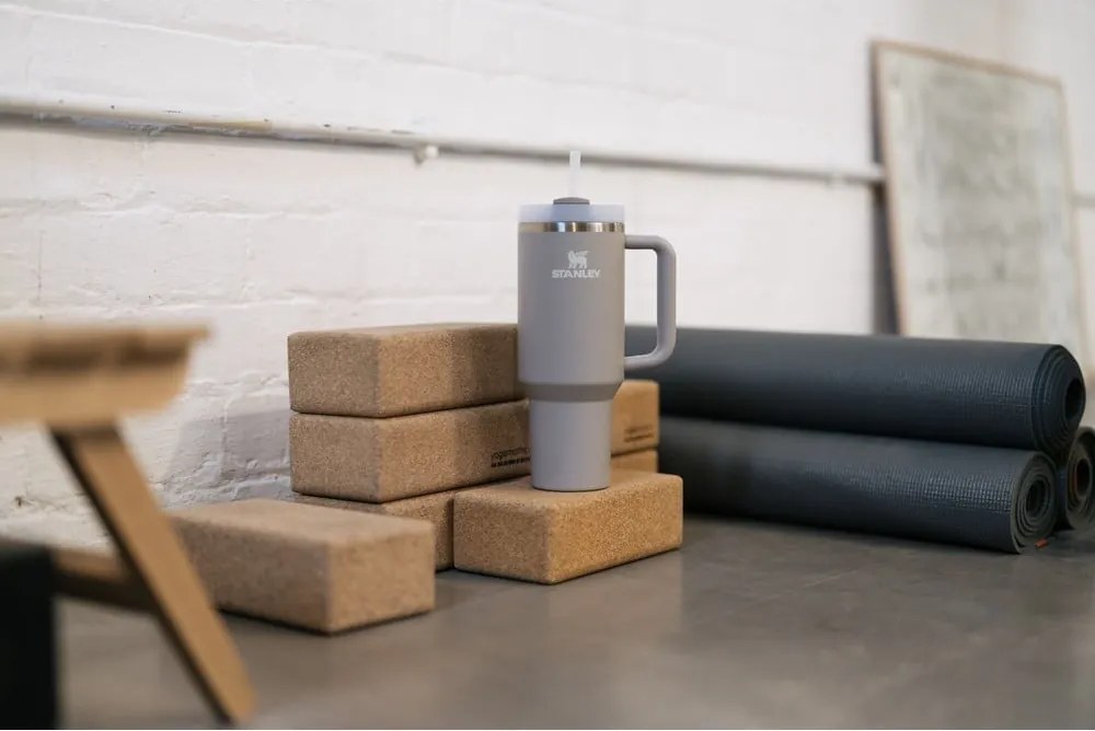 Светлосив термос със сламка от неръждаема стомана 890 ml Quencher H2.O FlowState™ Tumbler Ash – Stanley