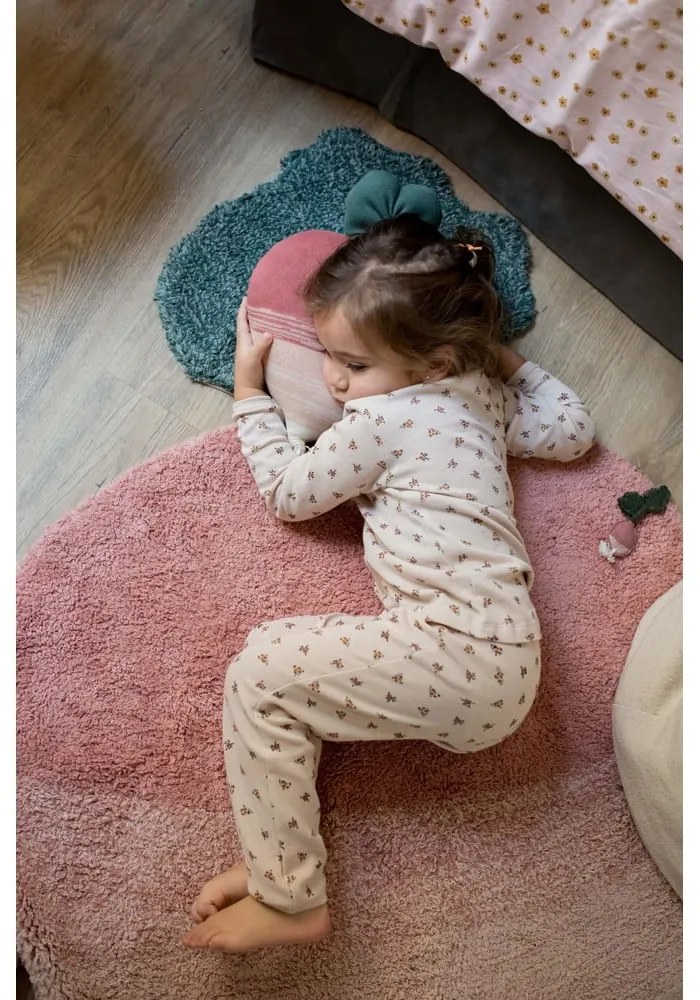 Розов ръчно изработен памучен детски килим подходящ за пране 100x150 cm Ramona the Radish – Lorena Canals