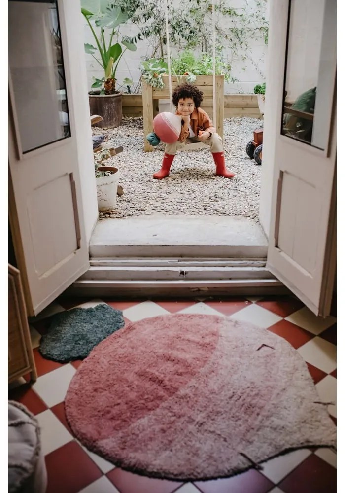 Розов ръчно изработен памучен детски килим подходящ за пране 100x150 cm Ramona the Radish – Lorena Canals