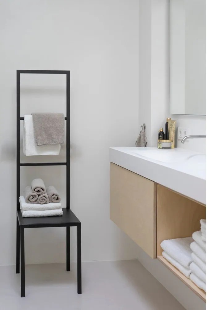 Черна стоманена стойка за кърпи Dressbuddy – Spinder Design