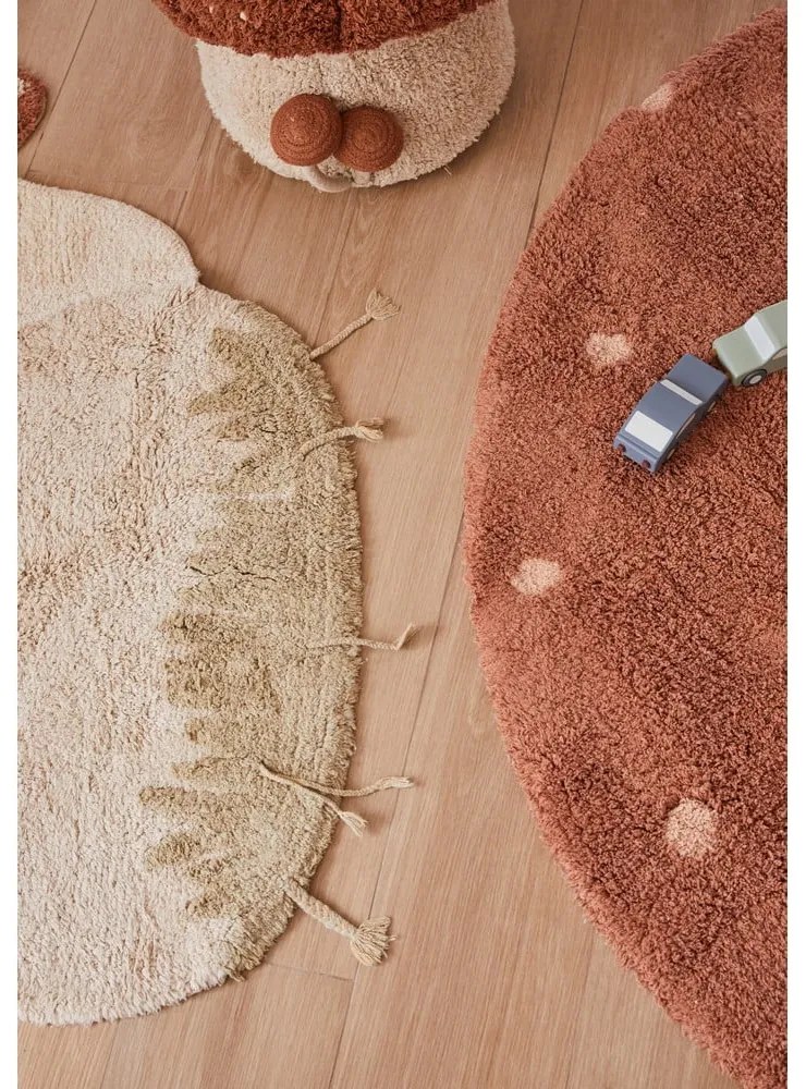 Памучен ръчно изработен детски килим подходящ за пране в тухлен и кремав цвят 120x120 cm Boletus – Lorena Canals