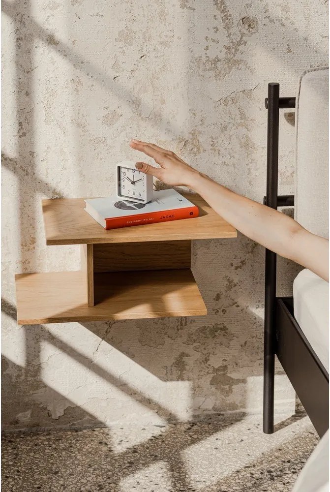 Висящо/с рафтове нощно шкафче от декор от дъб в естествен цвят Tann – noo.ma