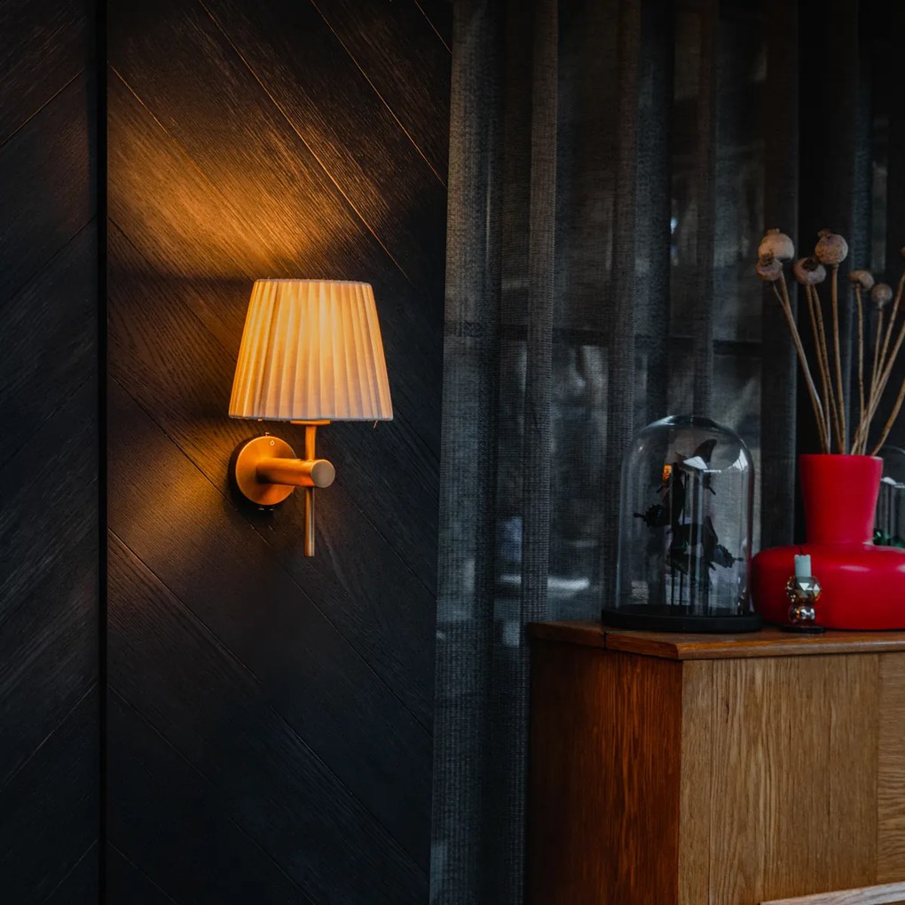 Модерна стенна лампа бронз с бял абажур - Pluk