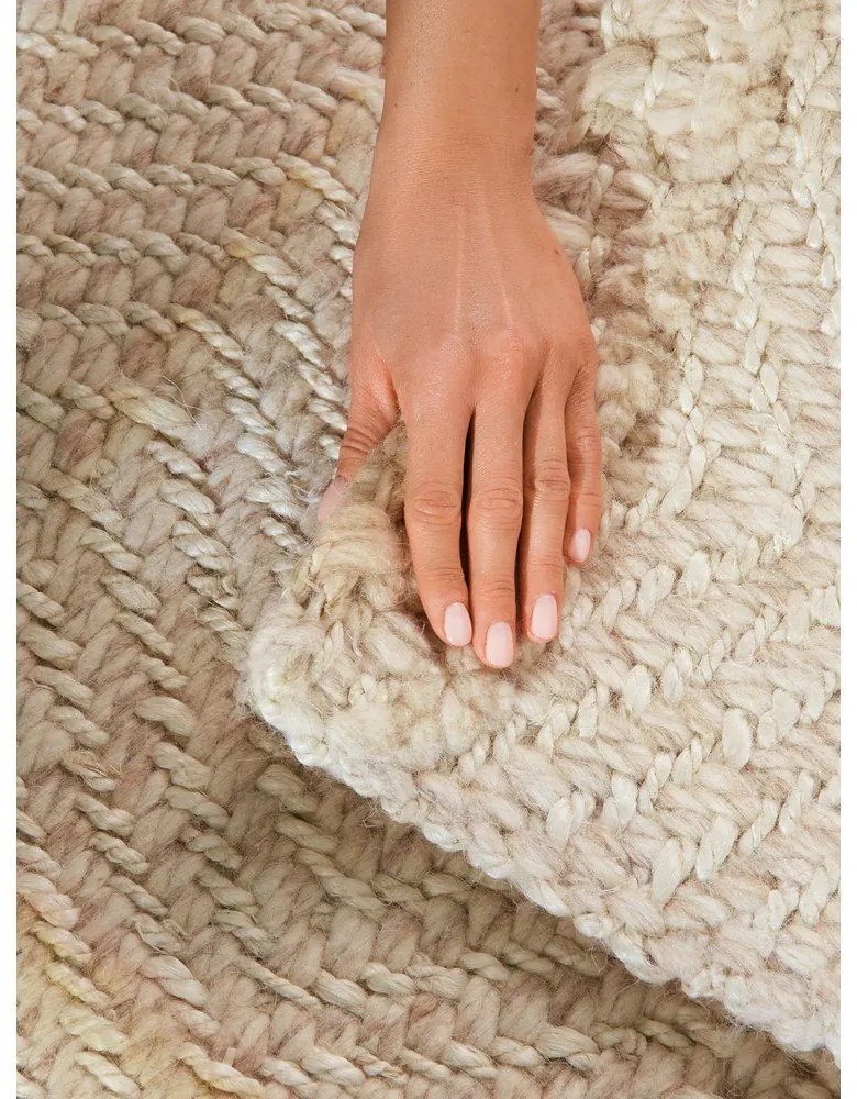 Ръчно изработен килим със смес от вълна в цвят слонова кост 120x170 cm Majoli – Elle Decoration